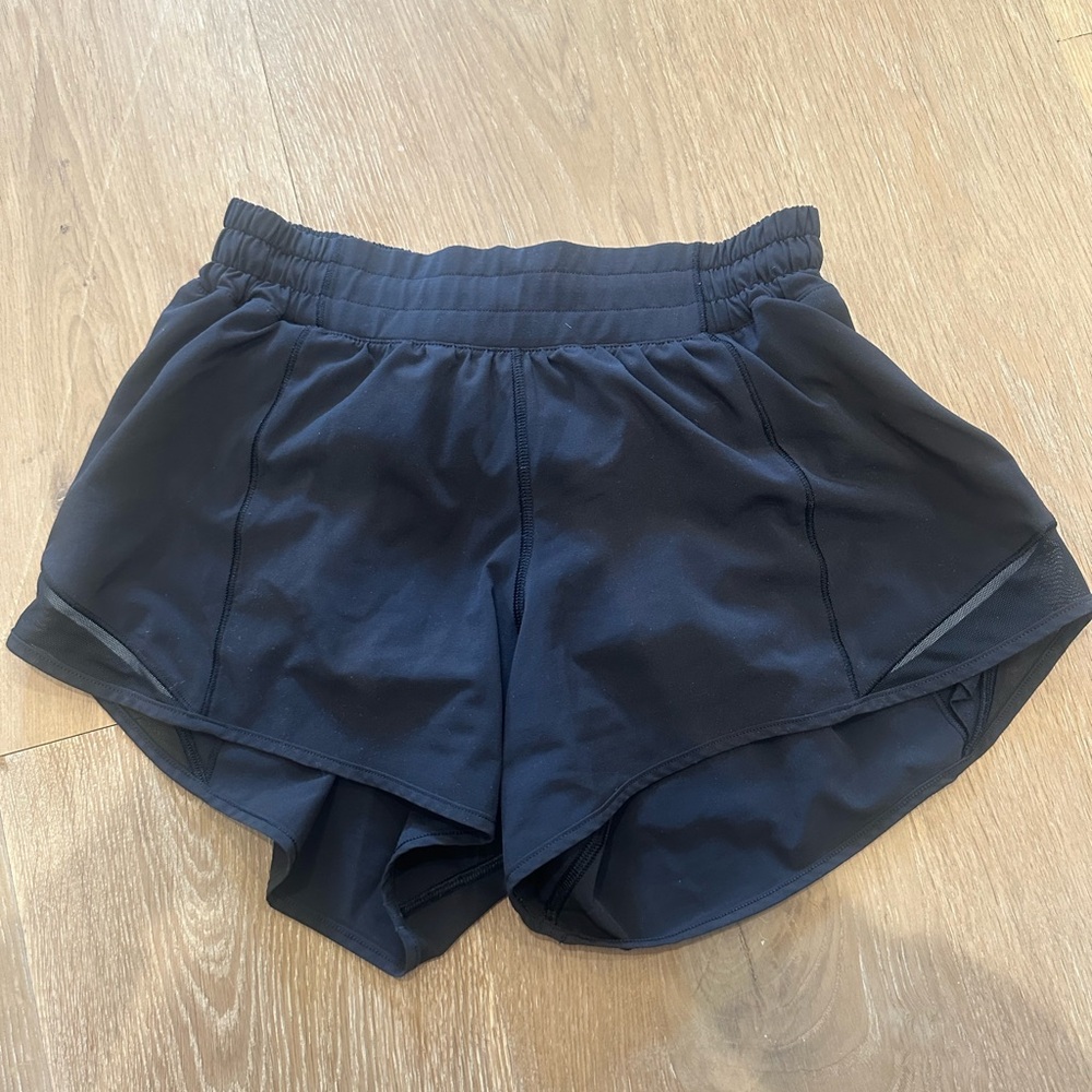 Lululemon Hotty Hot mid/low rise size 6 tall 4 inch inseam shorts - black